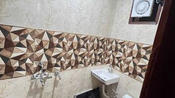 Double Room | Bathroom | Shower, free toiletries, soap, shampoo