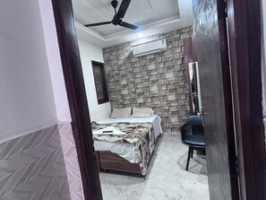 Deluxe Room - Shree Ji Hotel Stay Room (New Delhi)
