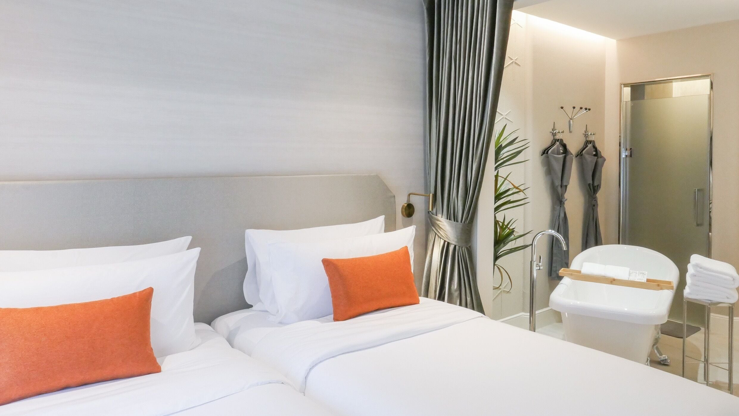 Urban Room with Bathtub- 2 Single Beds