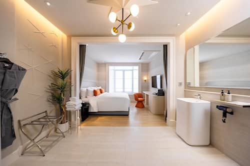 Urban Room- Double Bed | Coffres-forts dans les chambres, Wi-Fi gratuit, draps fournis