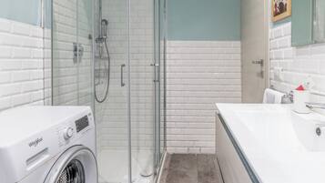 Leilighet, balkong, byutsikt | Bad