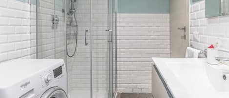 Apartment, Balcony, City View | Bathroom