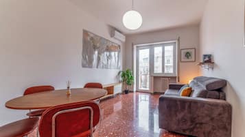 Appartement, balkon, uitzicht op de stad | Interieur