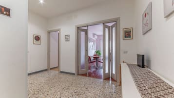 Appartement, balcon, vue ville | Intérieur