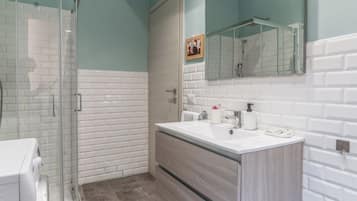 Appartement, balkon, uitzicht op de stad | Badkamer