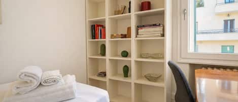 3 bedrooms, desk, iron/ironing board, free WiFi