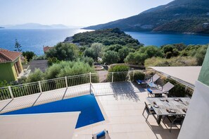 A rooftop pool area with a view of the sea and hills. - Villa Cohili in Lefkada (Lefkada)