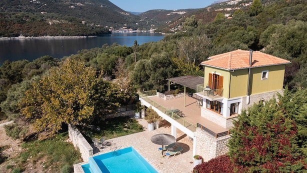 A two-story house with a pool, surrounded by trees and hills. - Villa Pelagos Kyma in Lefkada (Lefkada)