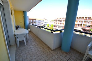 Outdoor dining - Cozy holiday escape with relaxing terrace (Bibione)