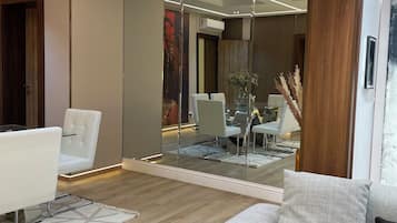 Apartment, 3 Bedrooms, Balcony, Courtyard View | Interior