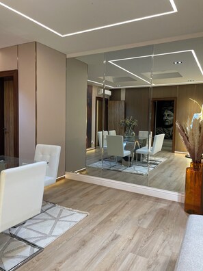 Apartment, 3 Schlafzimmer, Balkon, Blick auf den Innenhof | Speisen