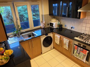 Micro-ondes, four, plaque de cuisson, lave-vaisselle