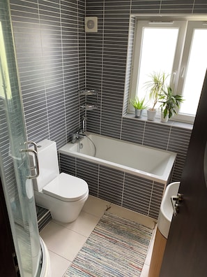 Towels, toilet paper - Cozy 3 Bedroom Apartment in Whitechapel, East London (London)
