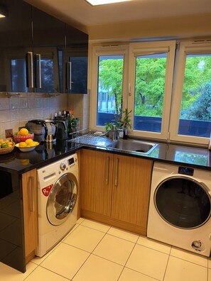 Microwave, oven, stovetop, dishwasher - Cozy 3 Bedroom Apartment in Whitechapel, East London (London)