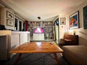 Interior - Cozy 3 Bedroom Apartment in Whitechapel, East London (London)