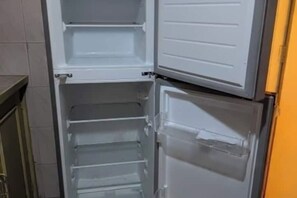 Ein offener Kühlschrank mit mehreren Regalen.