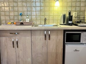 Kühlschrank, Mikrowelle, Wasserkocher mit Kaffee-/Teezubehör