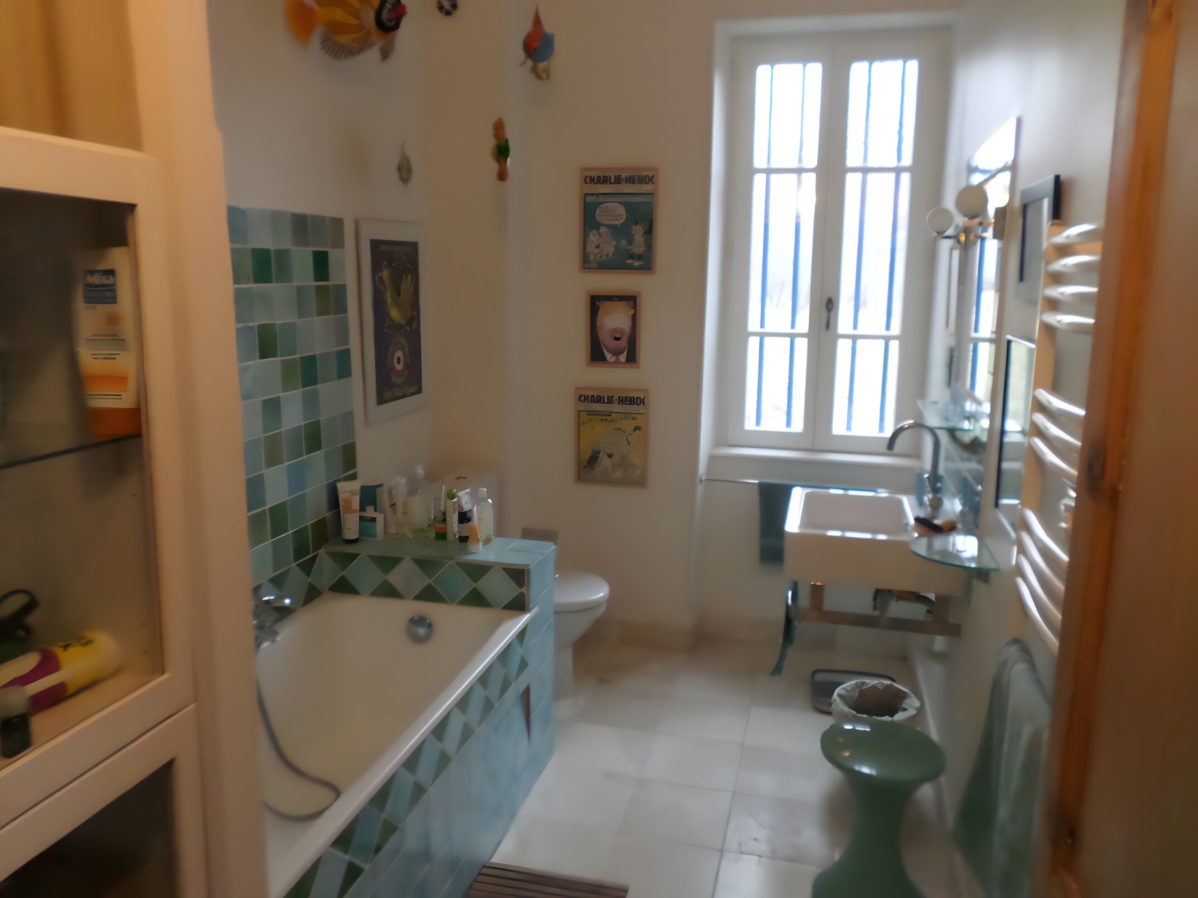 Un baño con bañera, inodoro, lavabo y ventana.