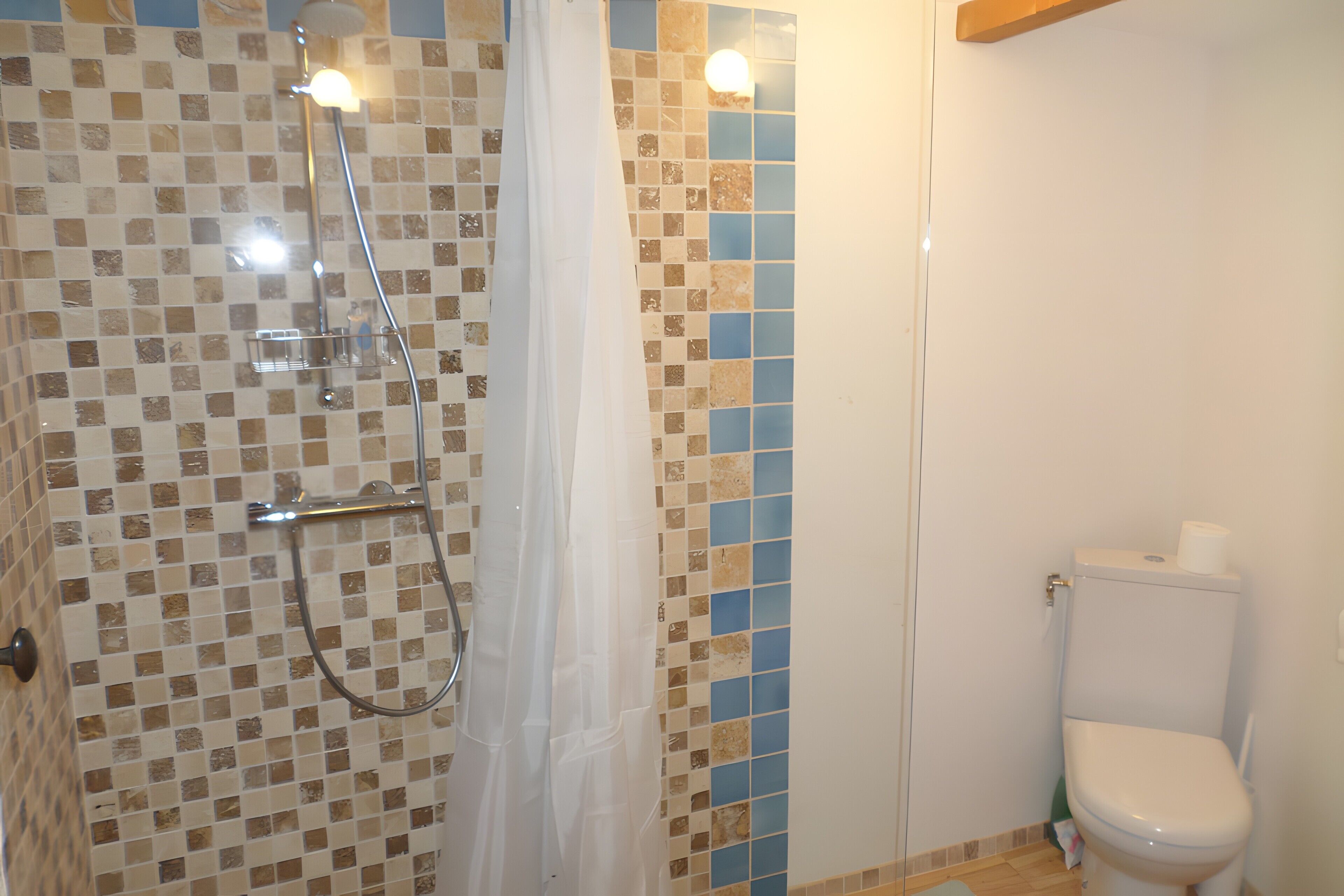 Douche, sèche-cheveux, serviettes fournies