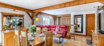 Spacious Gloucestershire Bungalow Retreat for Groups & Family Gatherings