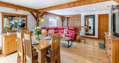 Spacious Gloucestershire Bungalow Retreat for Groups & Family Gatherings