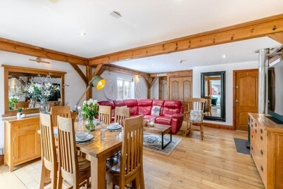 Spacious Gloucestershire Bungalow Retreat for Groups & Family Gatherings