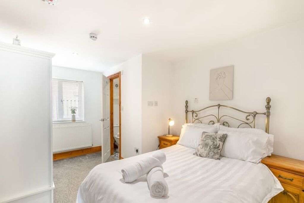 8 bedrooms, iron/ironing board, WiFi, bed sheets