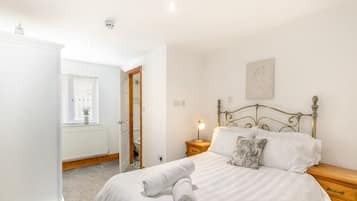 8 bedrooms, iron/ironing board, WiFi, bed sheets