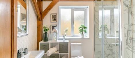Dusche, Haartrockner, Handtücher, Seife
