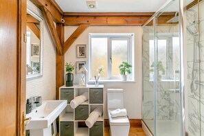 Dusche, Haartrockner, Handtücher, Seife