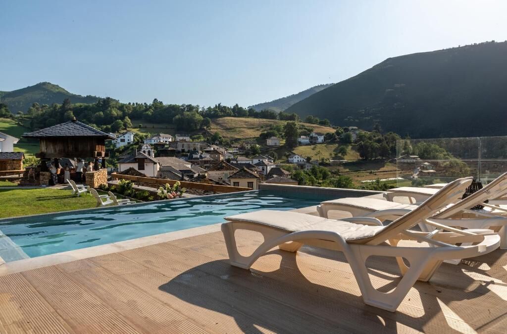 Una piscina al aire libre de temporada