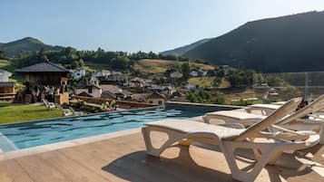Una piscina al aire libre de temporada