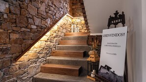 Eine Steintreppe mit Holzstufen und einem Schild, das eine Eröffnungsfeier ankündigt.