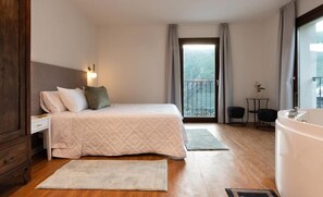 Appartement, vue sur la piscine | Rideaux d’obscurcissement, fer et planche à repasser