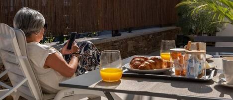 Studio, uitzicht op bergen | Buiten dineren