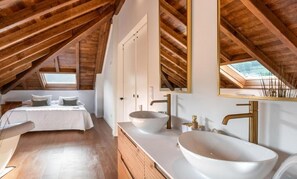 Appartement supérieur, 3 chambres, vue sur la montagne | Salle de bain