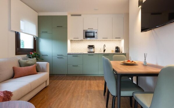 Appartement, vue sur la piscine | Intérieur