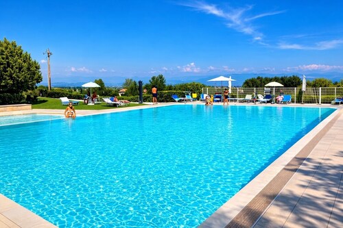 'Leon Flat' Apartment with Shared Pool, Private Terrace and Wi-Fi