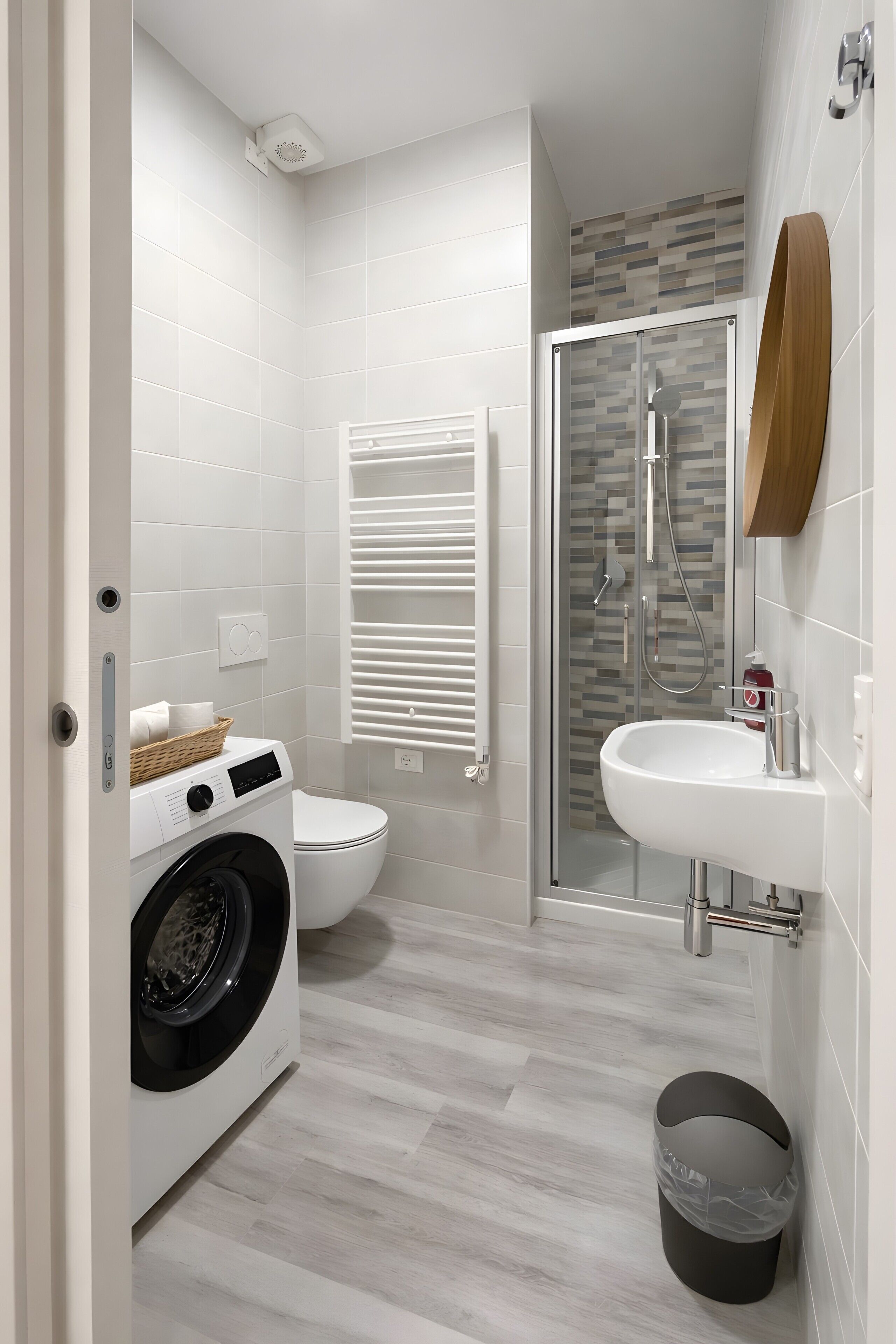 Douche, séchoir à cheveux, serviettes fournies