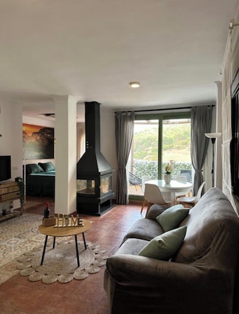 リビング エリア. Luxurious Suite in the middle of nature. Jacuzzi, fireplace and incredible views.