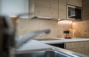 Kühlschrank, Mikrowelle, Herdplatte, Geschirrspüler