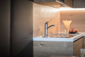 Kühlschrank, Mikrowelle, Herdplatte, Wasserkocher mit Kaffee-/Teezubehör