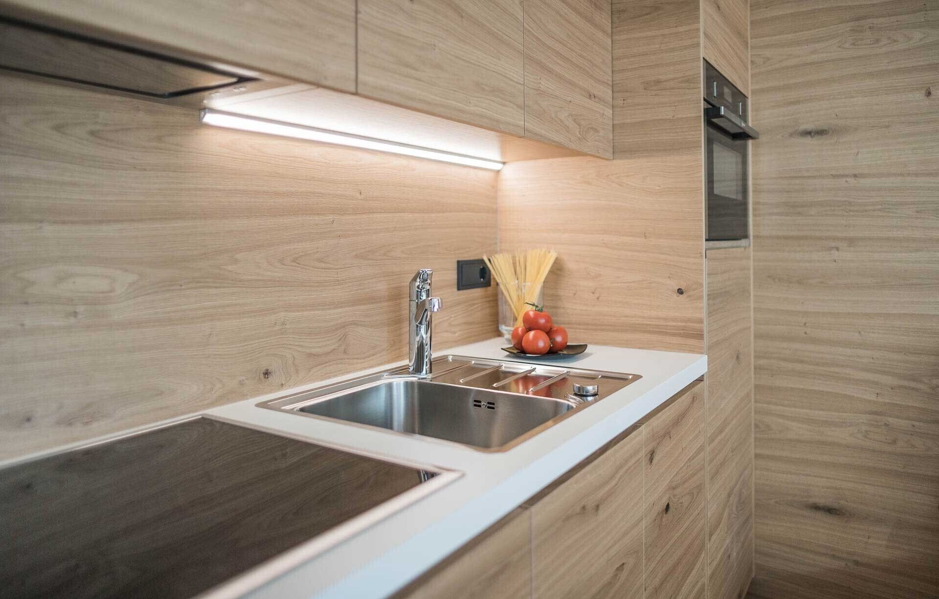 Cafetera o tetera, frigorífico, microondas y placa de cocina
