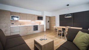 Un apartamento moderno con cocina, comedor y sala de estar.