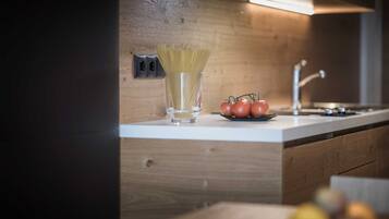 Coffee/tea maker, fridge, microwave, stovetop