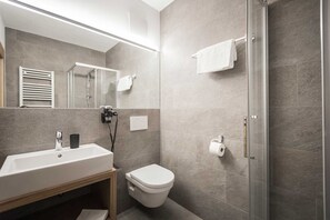 Shower, hair dryer, towels - Studio Apartment 'Superior' with Mountain View, Shared Garden and Wi-Fi (Campo Tures)