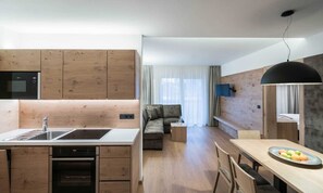 Réfrigérateur, micro-ondes, plaque de cuisson, lave-vaisselle