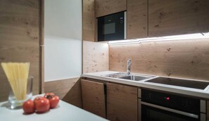 Kühlschrank, Mikrowelle, Herdplatte, Geschirrspüler