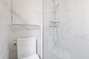 City Apartment, Multiple Beds, Non Smoking, City View | Bathroom - Elegant 2BR Steps to the Louvre (Paris)