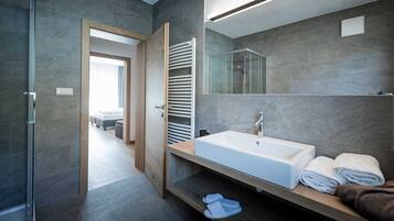Dusche, Haartrockner, Handtücher